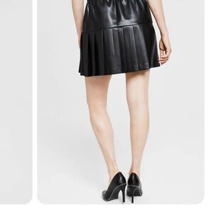 Chic Black Pleated Skirt